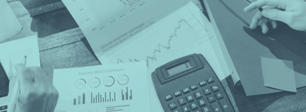 Zwei Personen analysieren Finanzdiagramme und verwenden einen Taschenrechner. Das Bild wird für den Abschnitt über Geschäftsideen mit Zukunft verwendet.