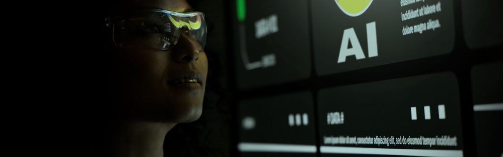 Person mit gelblich leuchtender Virtual-Reality-Brille im Dunkeln, vor ihr projizierter Bildschirm mit "AI" Logo und Text-Overlays – symbolisiert AI-Compliance Officer der Künstliche Intelligenz-Systeme auf EU AI Act Konformität prüft
