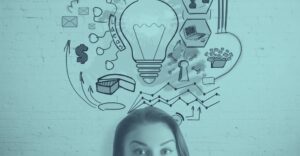 Junge Frau mit dunklen Haaren blickt nach oben, über ihrem Kopf schweben handgezeichnete Business-Icons: leuchtende Glühbirne, Diagramme, Geldzeichen, Laptop und Zahnrad-Symbole auf türkisfarbenem Hintergrund – symbolisiert kreative Geschäftsideen und Innovation für 2026 in Österreich.