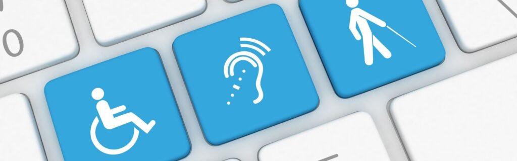 Nahaufnahme einer weißen Computertastatur mit drei hervorgehobenen türkisen Tasten: Rollstuhlsymbol, Ohr mit Schallwellen und Person mit Blindenstock – zeigt Digital Accessibility Audit für WCAG-konforme und barriererefreie Webshops nach österreichischem BaFG 2026
