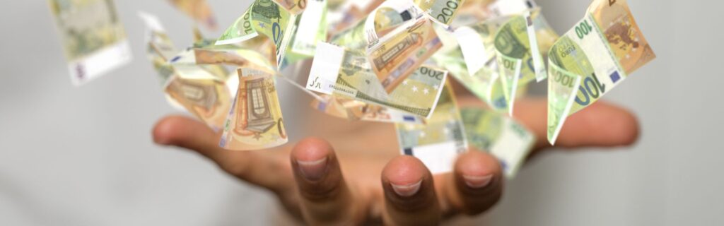 Hand hält und arrangiert Euro-Geldscheine, visualisiert die fünf Cashflow-Strategien für Apotheken: Factoring für Sozialversicherungs-Forderungen, Lageroptimierung, Zahlungszielverhandlung, Steuervorteile und Einnahmendiversifizierung zur Liquiditätssicherung trotz Rezeptgebühren.