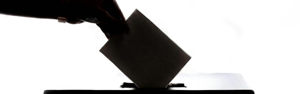 Stimmabgabe bei österreichischer Wahl, repräsentiert den demokratischen Prozess, der zur Bildung der neuen Koalitionsregierung und ihrem umfassenden Steuerreformpaket für Unternehmen führte