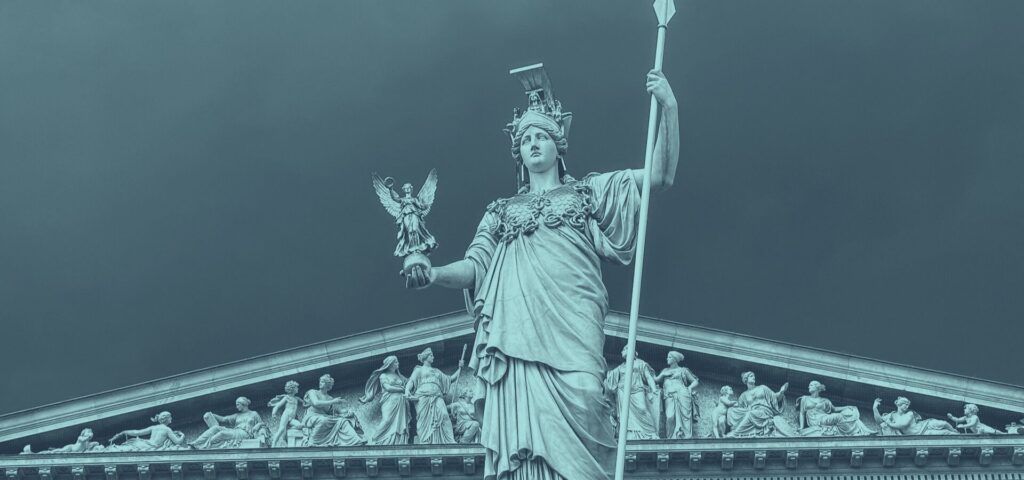 Pallas-Athena-Statue vor dem österreichischen Parlamentsgebäude in Wien, symbolisiert das neue Regierungsprogramm 2025-2029 mit seinen wirtschaftlichen Steuerreformen und Unternehmensförderungen