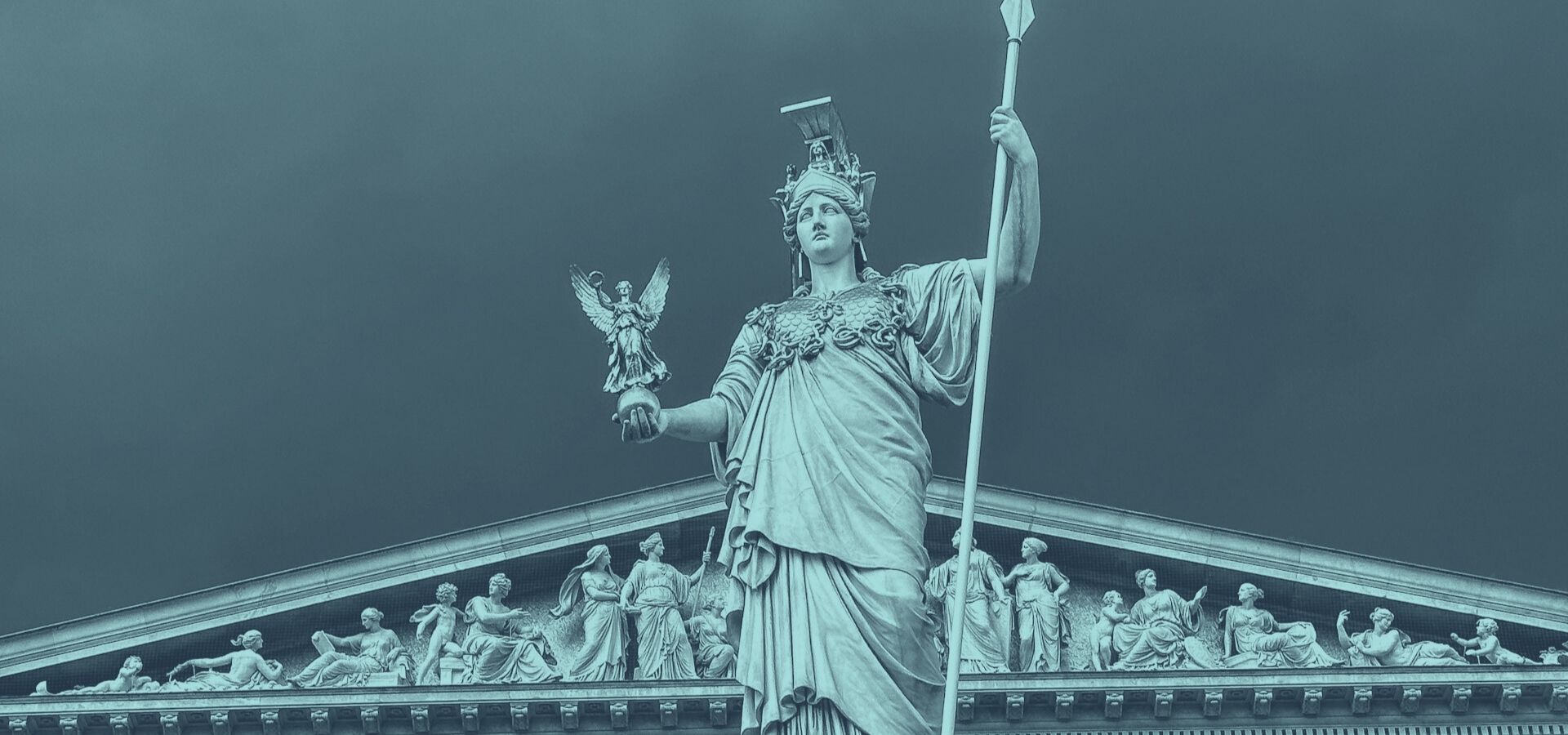 Pallas-Athena-Statue vor dem österreichischen Parlamentsgebäude in Wien, symbolisiert das neue Regierungsprogramm 2025-2029 mit seinen wirtschaftlichen Steuerreformen und Unternehmensförderungen