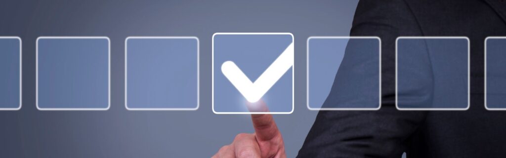 Geschäftsmann im Anzug tippt auf digitales Häkchen – zeigt die To-Do-Liste und Handlungsempfehlungen des 10-Punkte-Plans für Österreichs Steuer und Wirtschaft im Kontext des Big Beautiful Bill