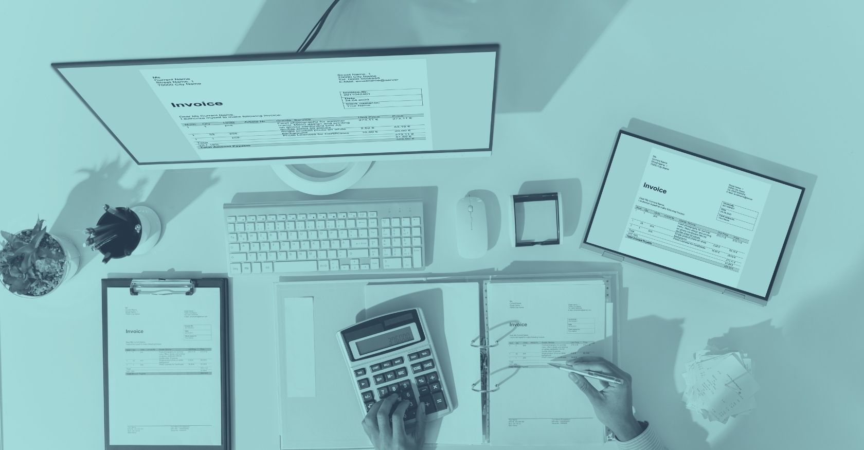 Stapel bunter Steuerdokumente und Investitionspläne mit Laptop und Brille auf Schreibtisch – symbolisiert Steuertipps und steueroptimierte Investitionen für Unternehmen in Österreich 2025