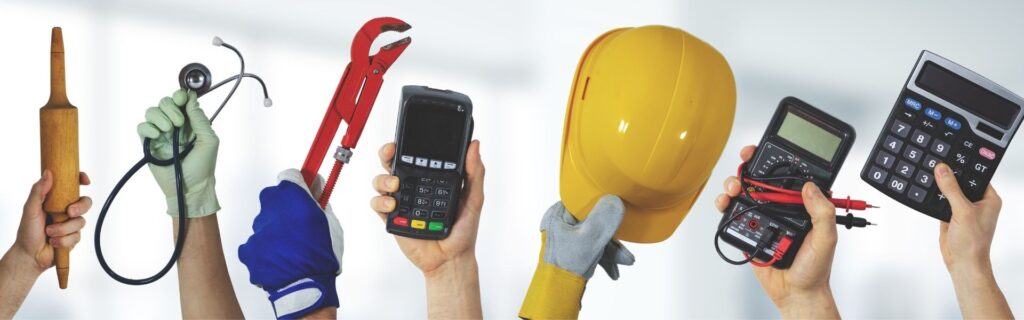 Hände aus verschiedenen Berufen halten Arbeitsgeräte hoch – Illustration der arbeitsrechtlichen Neuerungen 2025 für Arbeitgeber und Arbeitnehmer