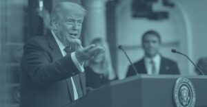 Donald Trump steht am Rednerpult vor dem Siegel des US-Präsidenten während einer Pressekonferenz – symbolisiert als Schlüsselfigur die Einführung des Big Beautiful Bill und die daraus folgenden Auswirkungen auf Wirtschaft und Steuern in Österreich.