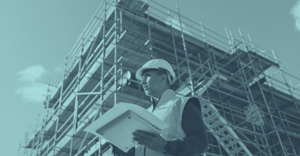 Professioneller Bauingenieur nutzt digitale Technologie auf Baustelle, repräsentiert moderne Fördermodelle und Digitalisierung für österreichische Bauunternehmen