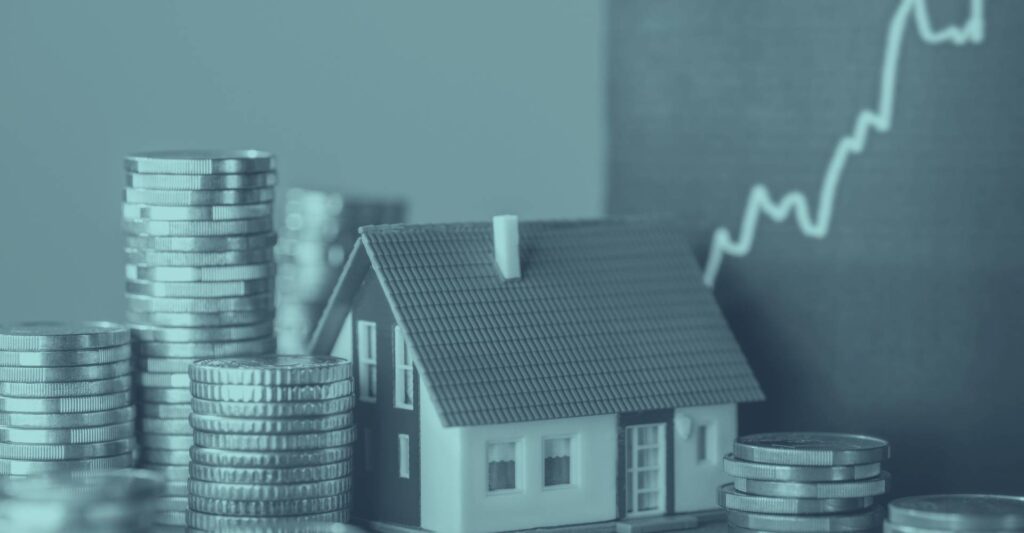 Finanzanalyse mit Euro-Münzen und Immobilienmodell zeigt steuerliche Abschreibung bei steigenden Zinsen für österreichische Unternehmen 2025.