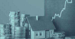Finanzanalyse mit Euro-Münzen und Immobilienmodell zeigt steuerliche Abschreibung bei steigenden Zinsen für österreichische Unternehmen 2025.