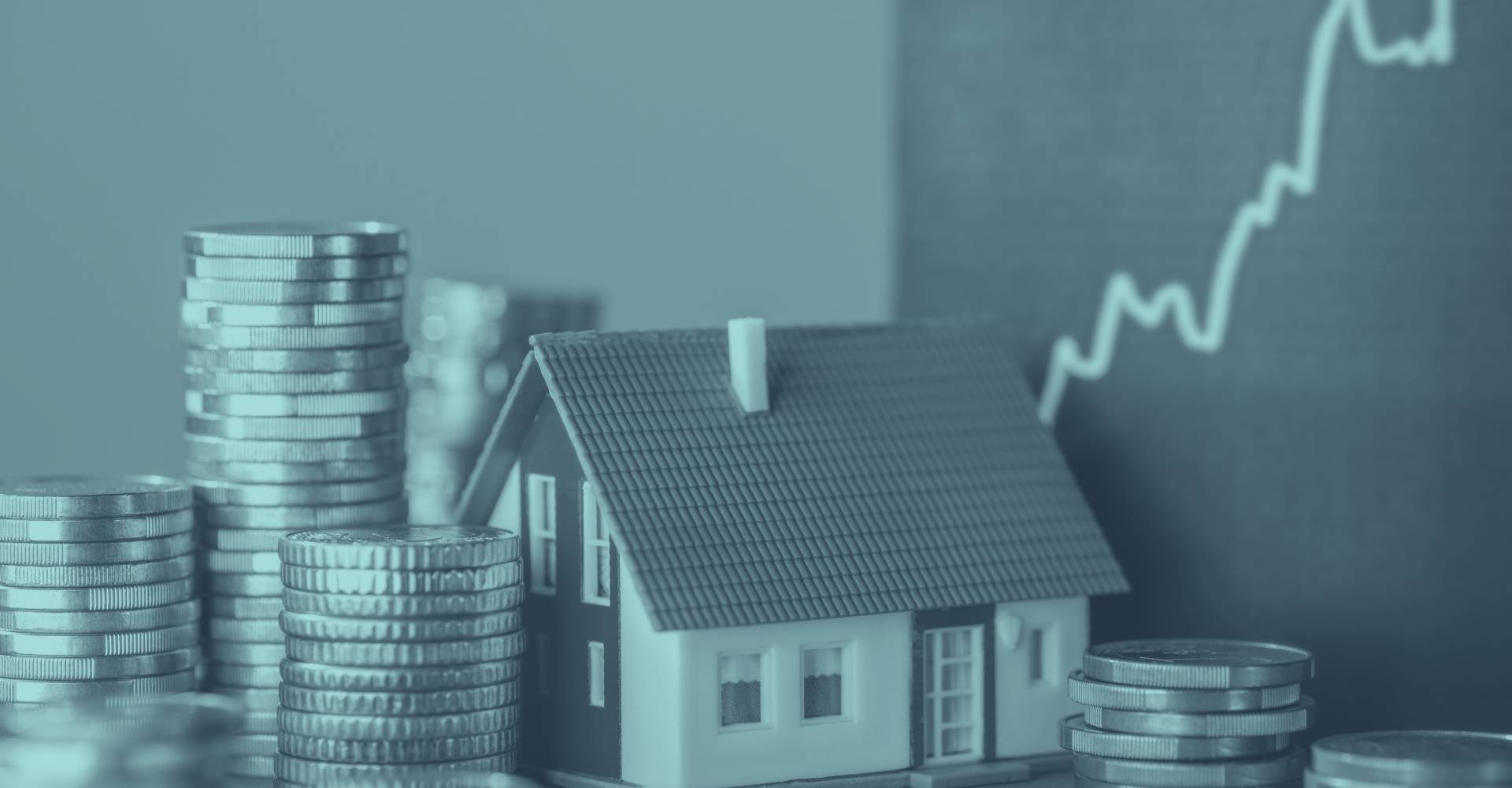 Finanzanalyse mit Euro-Münzen und Immobilienmodell zeigt steuerliche Abschreibung bei steigenden Zinsen für österreichische Unternehmen 2025.