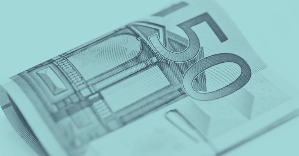 Detailansicht eines 50-Euro-Scheins auf türkisem Hintergrund – dieses Bild verdeutlicht den monetären Vorteil des erhöhten Investitionsfreibetrags ab Oktober 2025 und knüpft direkt an die Inhalte dieses Artikels zum Thema Steuervorteile und Investitionen für Unternehmen in Österreich an; deutlich erkennbar für alle Nutzer, inklusive Screenreader."