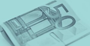 Detailansicht eines 50-Euro-Scheins auf türkisem Hintergrund – dieses Bild verdeutlicht den monetären Vorteil des erhöhten Investitionsfreibetrags ab Oktober 2025 und knüpft direkt an die Inhalte dieses Artikels zum Thema Steuervorteile und Investitionen für Unternehmen in Österreich an; deutlich erkennbar für alle Nutzer, inklusive Screenreader."