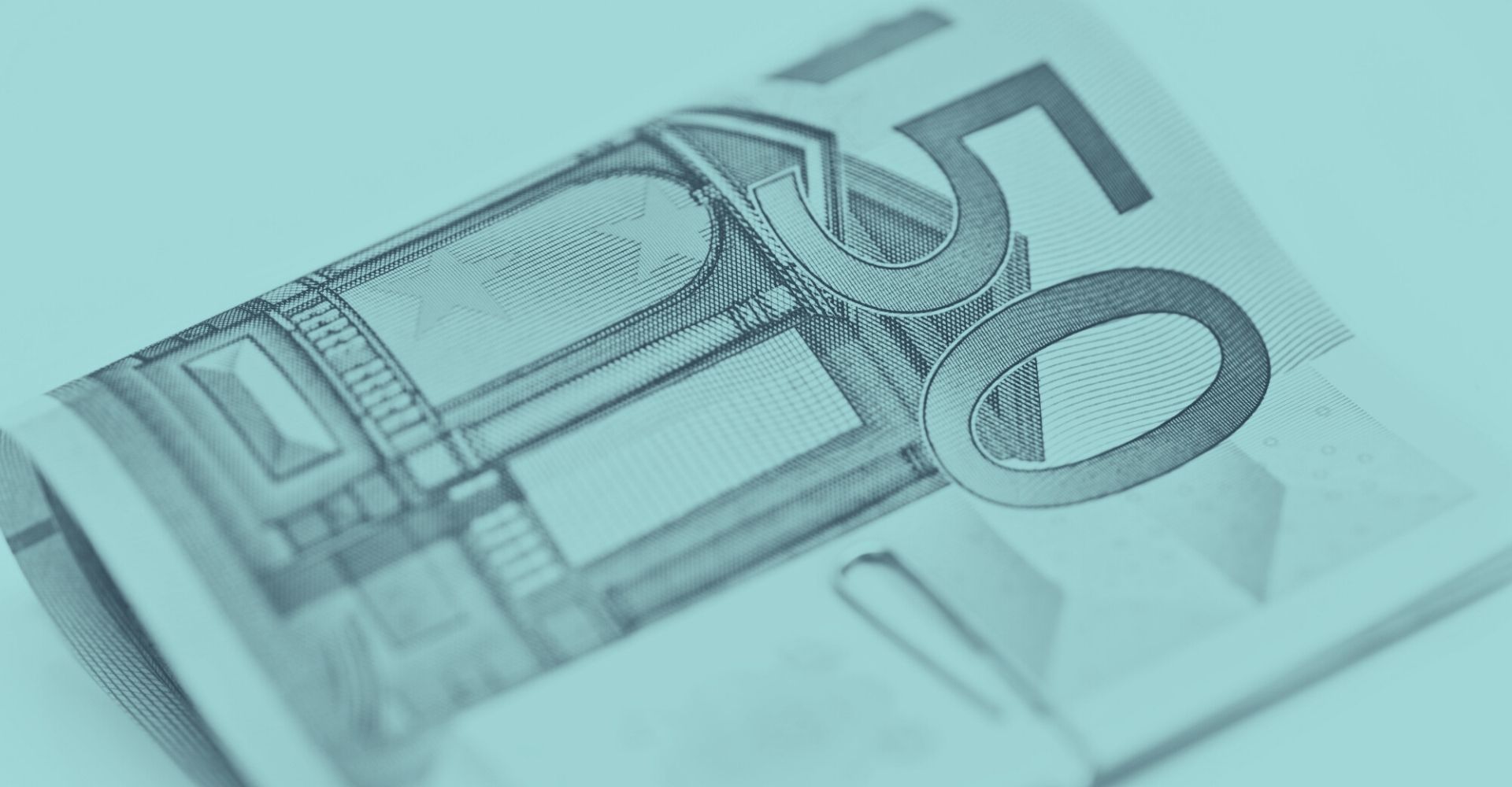 Detailansicht eines 50-Euro-Scheins auf türkisem Hintergrund – dieses Bild verdeutlicht den monetären Vorteil des erhöhten Investitionsfreibetrags ab Oktober 2025 und knüpft direkt an die Inhalte dieses Artikels zum Thema Steuervorteile und Investitionen für Unternehmen in Österreich an; deutlich erkennbar für alle Nutzer, inklusive Screenreader."