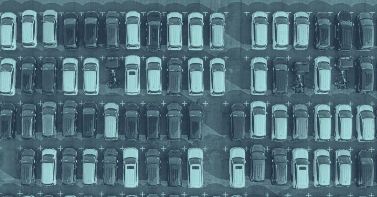 Luftaufnahme eines großen Firmenwagen-Parkplatzes mit über 80 Fahrzeugen, ordentlich in Reihen geparkt. Die strukturierte Anordnung symbolisiert die Komplexität der Sachbezugsberechnung bei mehreren Firmenwagen und die Bedeutung von Fahrzeugpool-Dokumentation gemäß BFG-Urteil November 2025 in Österreich. Das Bild dient als visueller Einstieg in das Thema doppelte Sachbezug und Mehrfachansatz für Arbeitgeber.