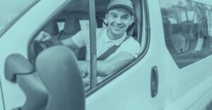 Ein Berufskraftfahrer mit Sicherheitsgurt sitzt hinter dem Steuer eines weißen Firmenbusses und blickt aus dem geöffneten Fenster. Das Bild symbolisiert tägliches Pendeln mit dem Firmenfahrzeug und steht für die praktische Anwendung der Pendlerpauschale und des Pendlereuro ab 2026 in Österreich. Klare Kontraste und Ausrichtung auf den Fahrer gewährleisten eine gute Lesbarkeit für Personen mit Sehbeeinträchtigung; ideal als visuelle Ergänzung für SEO rund um Pendlerpauschale, Pendlereuro, Firmenwagen und Steuervorteil für Arbeitgeber und Arbeitnehmer.