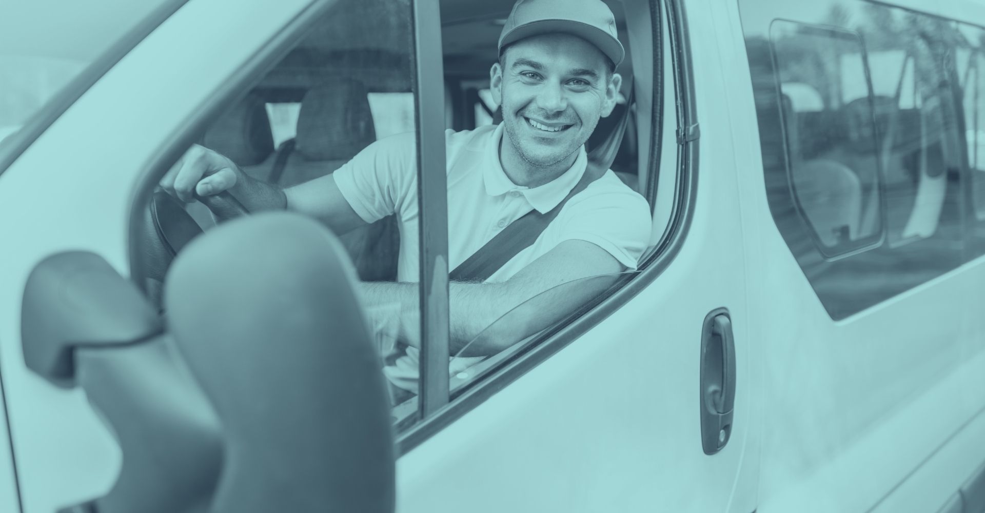 Ein Berufskraftfahrer mit Sicherheitsgurt sitzt hinter dem Steuer eines weißen Firmenbusses und blickt aus dem geöffneten Fenster. Das Bild symbolisiert tägliches Pendeln mit dem Firmenfahrzeug und steht für die praktische Anwendung der Pendlerpauschale und des Pendlereuro ab 2026 in Österreich. Klare Kontraste und Ausrichtung auf den Fahrer gewährleisten eine gute Lesbarkeit für Personen mit Sehbeeinträchtigung; ideal als visuelle Ergänzung für SEO rund um Pendlerpauschale, Pendlereuro, Firmenwagen und Steuervorteil für Arbeitgeber und Arbeitnehmer.