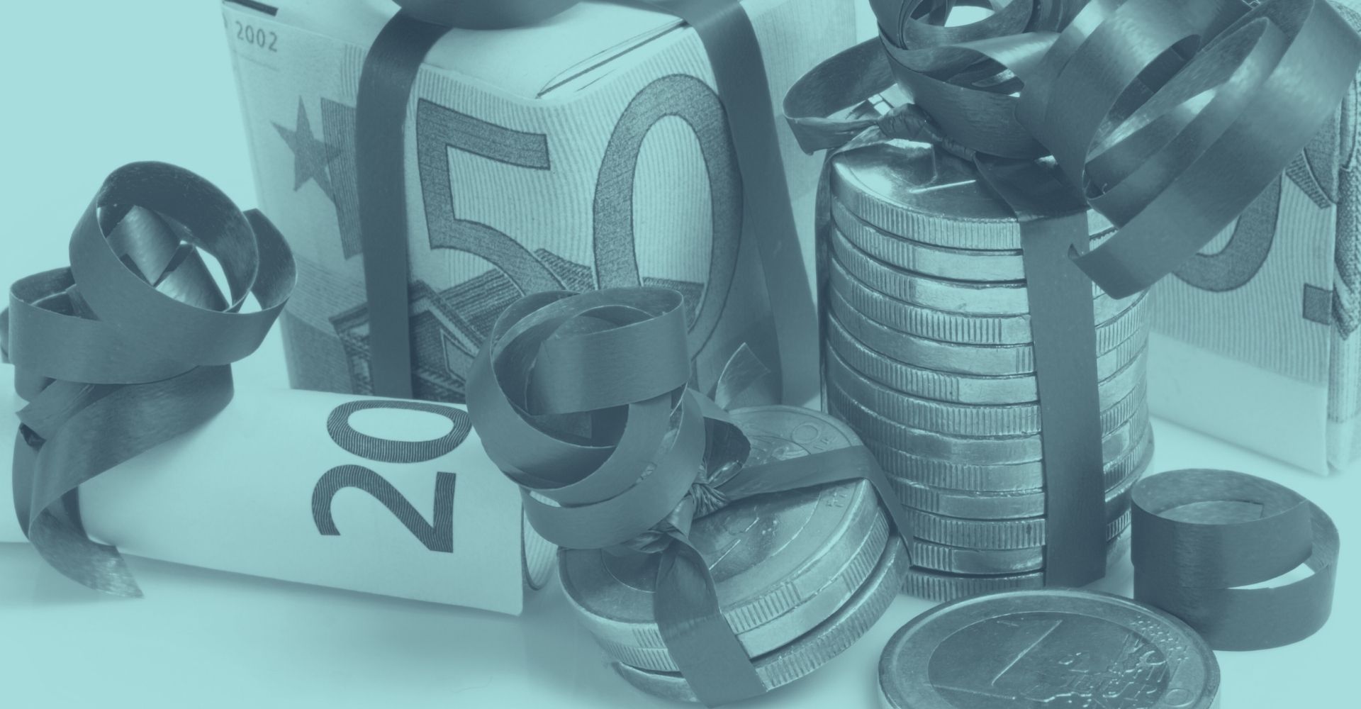 Geldscheine und Euromünzen sind mit Schleifen verziert und als Geschenk dekoriert; repräsentiert steuerfreie Sachgeschenke, Prämien und wichtige Steuertipps zu speziellen Fällen wie Krankenstand, Kündigung oder Altersteilzeit beim Weihnachtsgeld 2025.