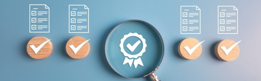 Lupe mit Qualitäts-Symbol und mehreren Häkchen als Visualisierung dafür, dass Unternehmen die Jahresende-Checkliste vollständig abgehakt haben.