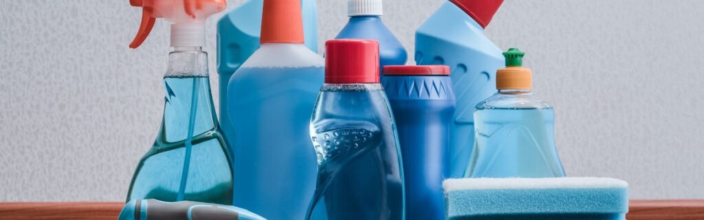 Reinigungsmittel aufgereiht als Metapher für digitalen Hausputz und operative Jahresende-Checkliste im Unternehmen.