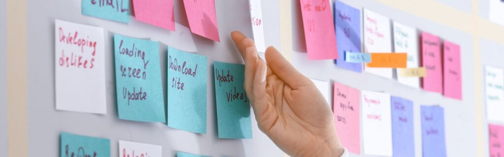 Planung mit bunten Sticky Notes an einer Wand – Strategie, um Fachkräfte 2026 zu finden und langfristig zu binden