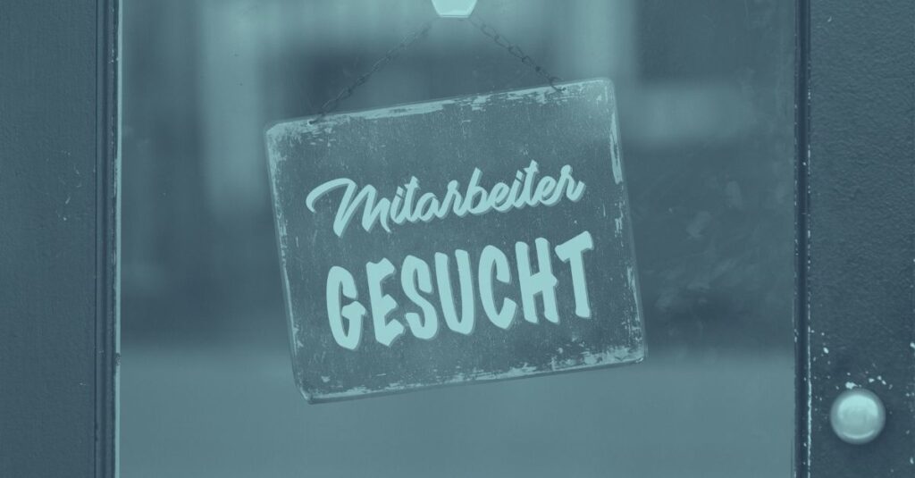 Schild mit Aufschrift „Mitarbeiter gesucht“ an einer Tür – Symbolbild für Fachkräftemangel 2026 in kleinen Unternehmen in Österreich