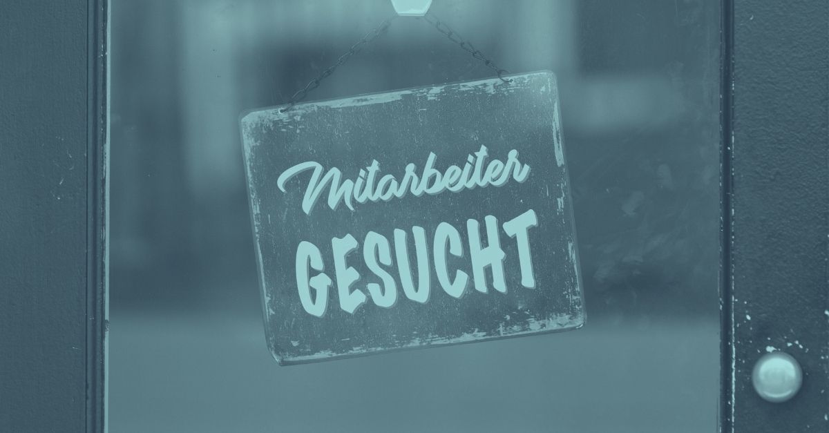 Schild mit Aufschrift „Mitarbeiter gesucht“ an einer Tür – Symbolbild für Fachkräftemangel 2026 in kleinen Unternehmen in Österreich