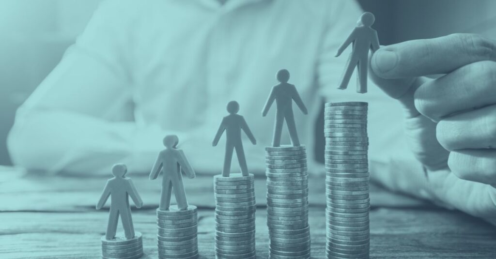 Fünf kleine Figuren stehen auf aufsteigenden Münzstapeln, die von links nach rechts höher werden. Eine Hand platziert die oberste Figur auf dem höchsten Stapel. Die Visualisierung symbolisiert Gehaltswachstum und Kostenoptimierung durch intelligente Personalverrechnung.