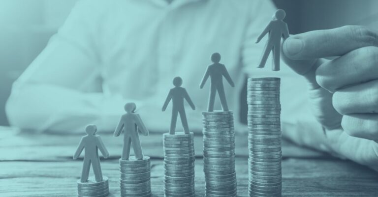 Fünf kleine Figuren stehen auf aufsteigenden Münzstapeln, die von links nach rechts höher werden. Eine Hand platziert die oberste Figur auf dem höchsten Stapel. Die Visualisierung symbolisiert Gehaltswachstum und Kostenoptimierung durch intelligente Personalverrechnung.