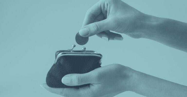 Hand wirft Münze in schwarze Geldbörse. Symbolbild für Basispauschalierung 2026 und Steuerersparnis für Kleinunternehmer und Selbständige in Österreich durch pauschale Gewinnermittlung