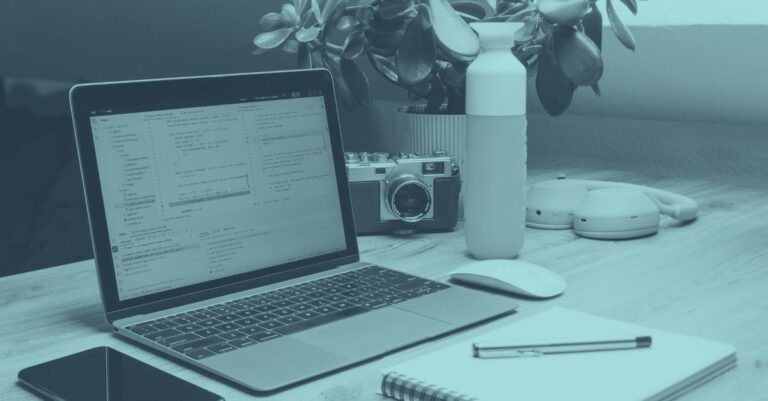 Moderner Homeoffice-Arbeitsplatz mit Laptop, Kamera und Büroausstattung – Titelbild für Homeoffice steuerlich absetzen 2026 für Selbständige und EPUs in Österreich