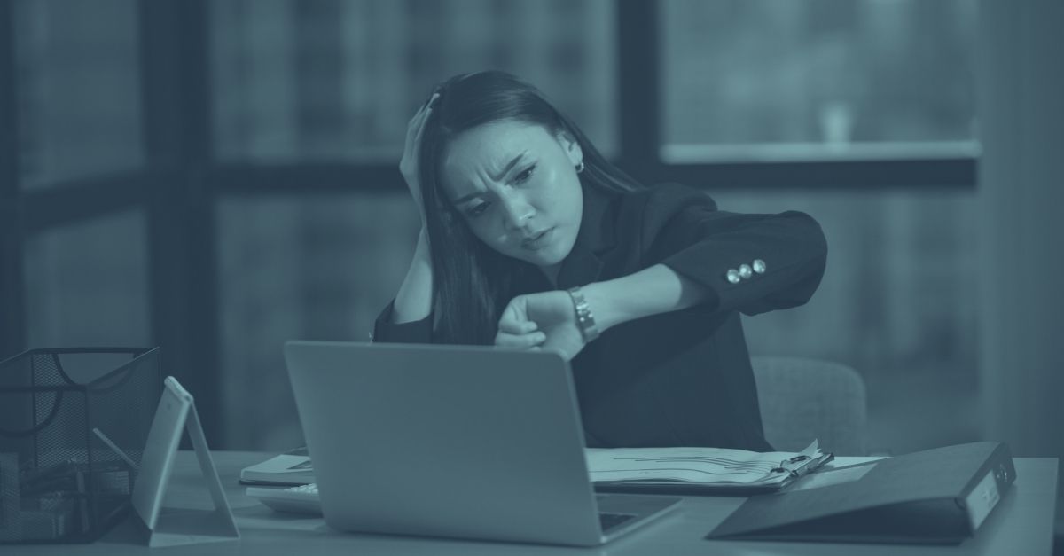 Gestresste Geschäftsfrau am Laptop. Symbolisiert steuerfreie Überstunden in Österreich 2026 werden reduziert, Arbeitgeber müssen Alternativen finden"