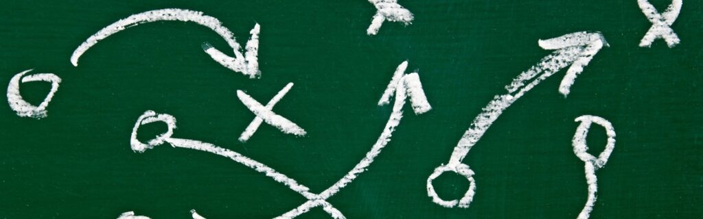 alt="Strategieplan auf grüner Tafel mit Formeln – symbolisiert das Umsetzungsfahrplan 2026-2027 für steuerfreie Überstunden und Mitarbeiterbeteiligung