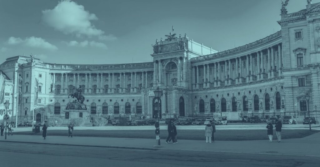 Budgetsanierung in Österreich: blau eingefärbte Aufnahme des Parlaments- bzw. Regierungsviertels in Wien als Titelbild zum Anti-Betrugs-Paket für Unternehmen