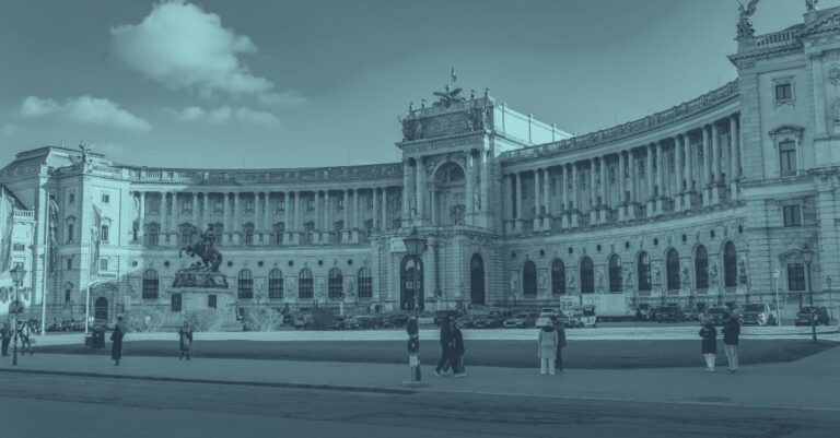 Budgetsanierung in Österreich: blau eingefärbte Aufnahme des Parlaments- bzw. Regierungsviertels in Wien als Titelbild zum Anti-Betrugs-Paket für Unternehmen