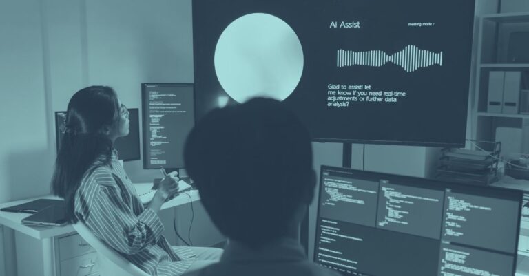 Künstliche Intelligenz im Unternehmen: Team in einem Büro vor großem Bildschirm mit AI Assistant und digitalen Datenansichten