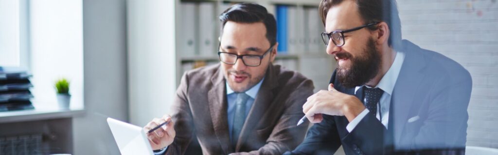 Strategische Beratung im Unternehmen: Zwei Berater im Gespräch, als Symbol dafür, warum KI menschliche Expertise nicht ersetzt