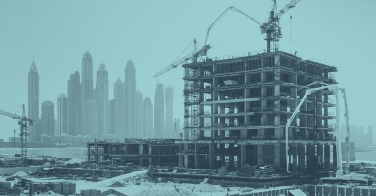 Lohnverrechnung für Bauunternehmen in Österreich 2026: moderne Baustelle im Abendlicht mit Baukränen und Hochhäusern, Titelbild zum Leitfaden über Bau-Lohnverrechnung, BUAK, Taggelder und Subunternehmer-Haftung.