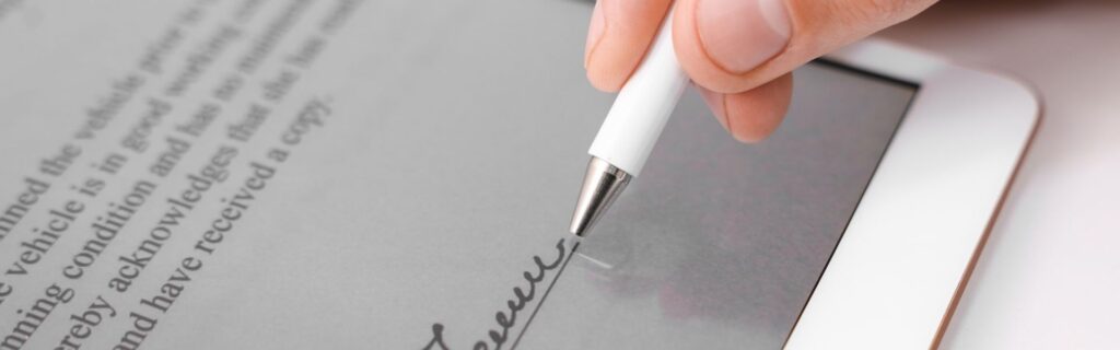 Digitale Unterschrift auf Tablet: Hand setzt mit einem Stift eine digitale Unterschrift auf einem Tablet mit Vertragsdokument, symbolisiert die rechtlichen Änderungen der BUAG Novelle 2026 und die Umstellung auf elektronische Unterlagen für Baustellenkontrollen.