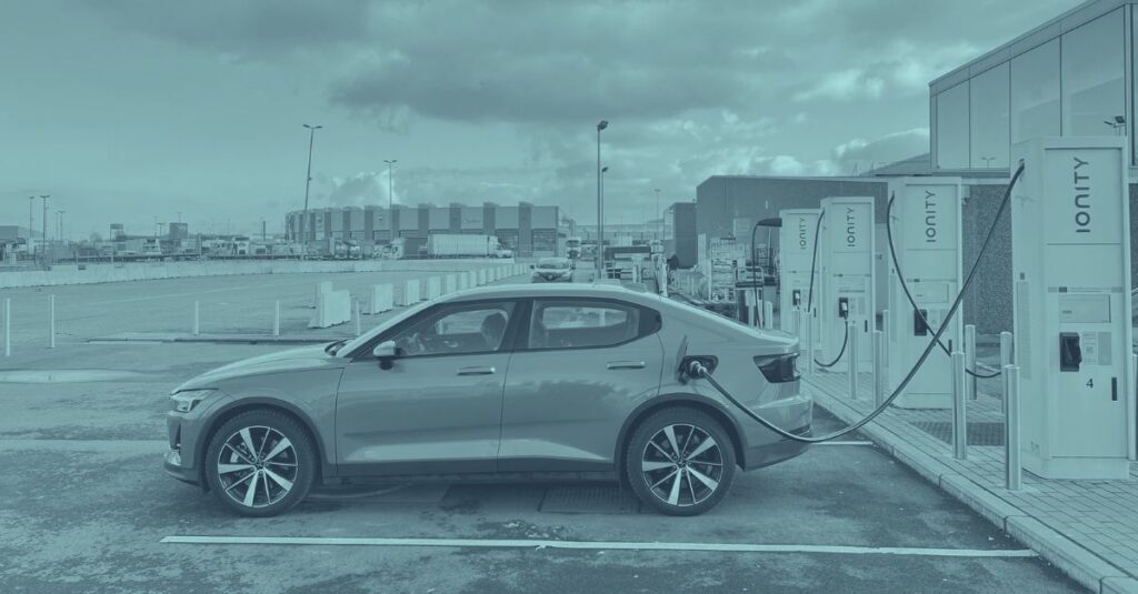Elektroauto lädt an einer öffentlichen Schnellladestation, symbolisch für die steuerlichen Änderungen beim E-Auto Sachbezug ab 2027 und 2028